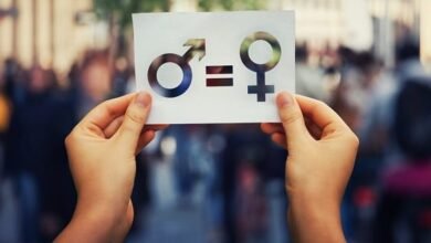 صورة أرملة بين مطرقة الظلم وسندان المحاكم